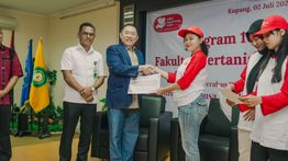 Kasih Beasiswa ke 100 Mahasiswa di NTT, Jerry Hermawan Lo Hampir Tuntaskan Cetak 1.000 Sarjana Pertanian