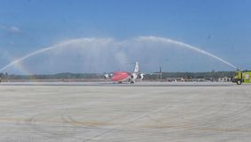 Pesawat Kepresidenan RJ85 yang terbang dari Pontianak, Kalimantan Barat, berhasil mendarat perdana dengan lancar di Bandar Udara Nusantara, Ibu Kota Nusantara (IKN), Selasa (24/9).
