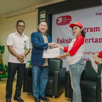 Kasih Beasiswa ke 100 Mahasiswa di NTT, Jerry Hermawan Lo Hampir Tuntaskan Cetak 1.000 Sarjana Pertanian