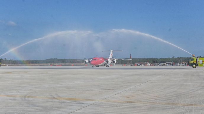 Pesawat Kepresidenan RJ85 yang terbang dari Pontianak, Kalimantan Barat, berhasil mendarat perdana dengan lancar di Bandar Udara Nusantara