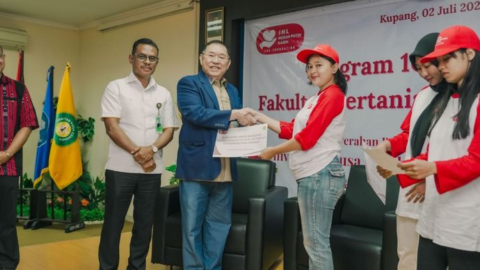 Founder Yayasan JHL Merah Putih Kasih (JHL Foundation) Jerry Hermawan Lo berikan beasiswa ke 1.000 mahasiswa