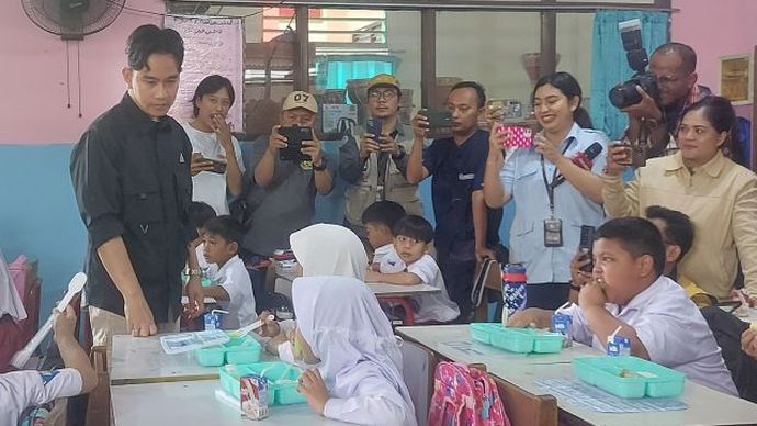 Wakil Presiden Terpilih Gibran Rakabumi Rakang memantau pelaksanaan uji coba makan bergizi gratis di SDN 4 Kota Tangerang,