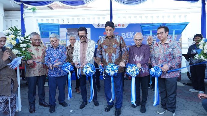 Menteri Keuangan (Menkeu) Purbaya Yudhi Sadewa bersama Gubernur Daerah Istimewa Yogyakarta (DIY) Sri Sultan Hamengkubuwono X 