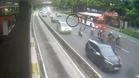Rekaman CCTV memperlihatkan momen saat pejabat SKK Migas, Hudi Dananjoyo, menabrak bagian belakang bus TransJakarta yang sedang berhenti di Halte Karet Sudirman, Jakarta Pusat. Insiden fatal yang terjadi pada Selasa pagi kemarin, 9 Desember 2025.