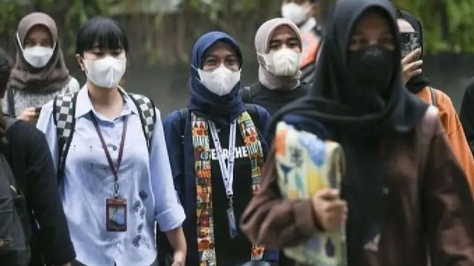 Arsip foto - Warga menggunakan masker saat berjalan di Jakarta, Jumat (8/11/2023).