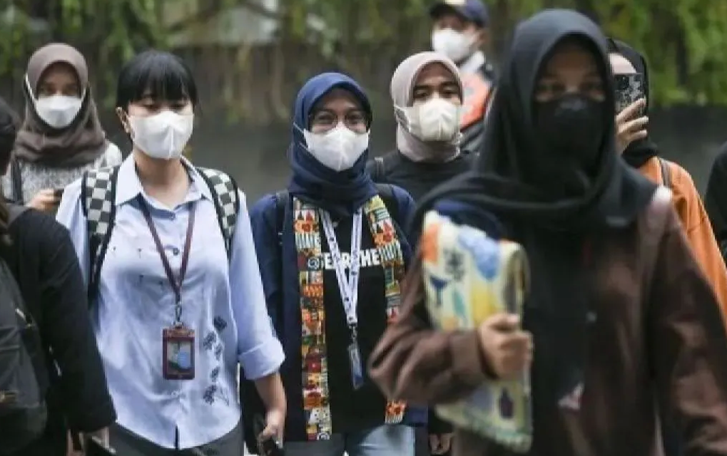 Arsip foto - Warga menggunakan masker saat berjalan di Jakarta, Jumat (8/11/2023). <b>(Antara)</b>