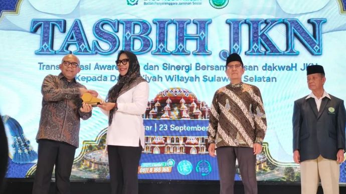 Direktur Kepesertaan BPJS Kesehatan Akmal Budi Yulianto (kiri) menyerahkan cendera mata kepada Kepala Dinas Kesehatan Sulsel Evy Mustikawati Arifin (dua kiri) disaksikan Wakil Ketua Umum Majelis Ulama Indonesia (MUI) KH Cholil Nafis (dua kanan) dan Ketua MUI Sulsel Prof KH Najamuddin Abduh Shafa (kanan) di sela kegiatan Tasbih JKN (Transformasi, Awareness dan Sinergi Bersama Insan Dakwah) Dai, Daiyah wilayah Sulsel, di Hyatt Place, Jalan Jenderal Sudirman Makassar, Sulawesi Selatan, Rabu (23/9/2026). 