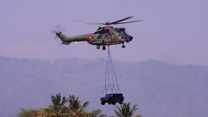Helikopter TNI sedang peragakan evakuasi mobil