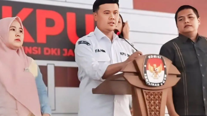 Arsip foto - Ketua Divisi Data dan Informasi KPU DKI Jakarta (tengah) saat memberikan keterangan pers pada awak media terkait Pilkada Jakarta 2024 di Gedung KPU DKI Jakarta, Salemba, Jakarta Pusat, Kamis (28/11/2024). 