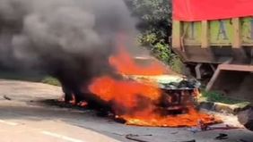 Sebuah mobil terbakar di exit Tol Meruya Km 10, Jalan Tol Lingkar Luar Jakarta, Meruya Selatan, Kembangan, Jakarta Barat, Jumat, 12 Juli 2024.