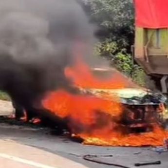 Sebuah Mobil Terbakar di Exit Tol Meruya, Kondisi Kendaraan Ludes Dilalap Si Jago Merah