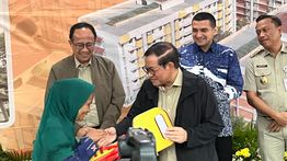 Pramono Serahkan Kunci Rusunawa Pulo Gebang Bagi Warga Relokasi TPU Kebon Nanas