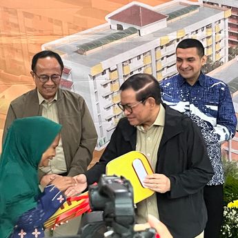 Pramono Serahkan Kunci Rusunawa Pulo Gebang Bagi Warga Relokasi TPU Kebon Nanas