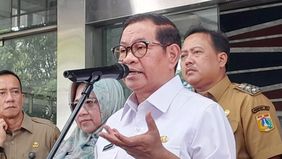 Gubernur DKI Jakarta, Pramono Anung meninjau langsung proses relokasi warga yang sebelumnya menempati lahan TPU Menteng Pulo II.