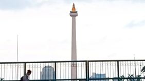 Destinasi wisata ikonik ibu kota, Monumen Nasional, dipadati belasan ribu pengunjung pada H+1 Hari Raya Idulfitri 1447 Hijriah, Minggu, 22 Maret 2026.