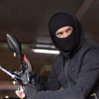 Terekam CCTV Aksi Pencurian dengan Modus Pecah Kaca Mobil di Cipondoh