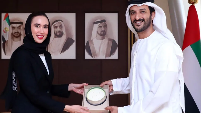 Menteri Pariwisata Widiyanti Putri Wardhana (kiri) bersama Abdulla Bin Touq Al Marri selaku Minister of Economy UAE (kanan) saat melakukan kunjungan bilateral ke Abu Dhabi, UEA beberapa waktu lalu. 