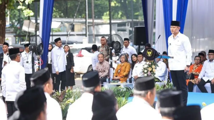 Menteri Koordinator Bidang Infrastruktur dan Pembangunan Kewilayahan Agus Harimurti Yudhoyono (AHY) dalam Upacara Hari Bhakti Transmigrasi di Kantor Kementerian Transmigrasi, Jakarta, Kamis (12/12/2024).