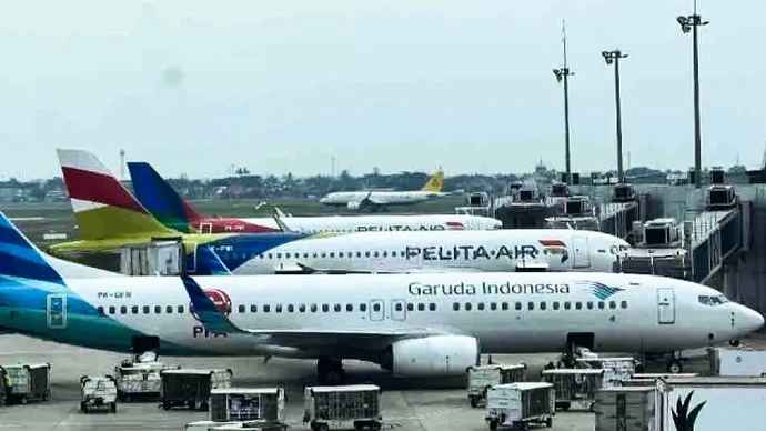 Ilustrasi - Pesawat Garuda dan Pelita Air di Bandara Soekarno-Hatta di Tanggerang, Banten, Kamis (4/7/2024)