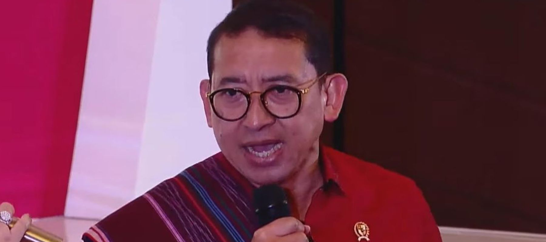 Fadli Zon nyanyi di acara Batak Center