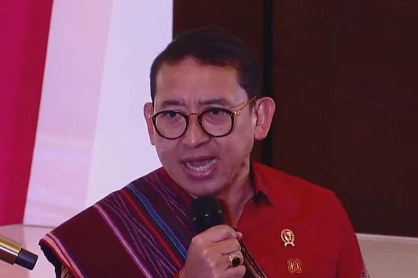Fadli Zon nyanyi di acara Batak Center