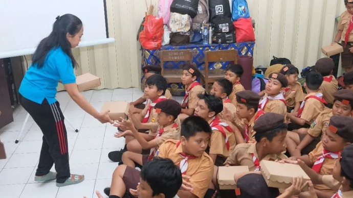 Ilustrasi - Sejumlah siswa sedang menikmati sajian makan siang bergizi di SDN 17 Dangin Puri Denpasar, Bali, Sabtu (21/12/2024).