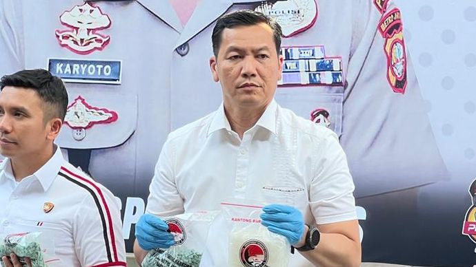 Direktur Reserse Narkoba Polda Metro Jaya Kombes Donald Parlaungan Simanjuntak (tengah). 