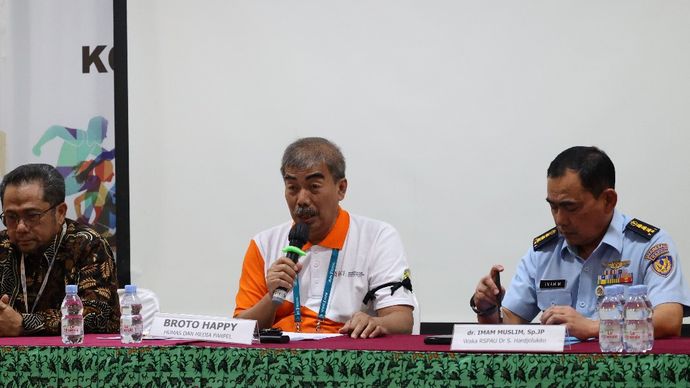 dr Imam Muslim, Waka RSPAU Dr Hardjolukito (kanan)