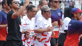 Gubernur DKI Jakarta, Pramono Anung tidak hanya melepas ribuan peserta BTN Jakarta International Marathon (JAKIM) 2026, tetapi juga turun langsung mengikuti lomba pada kategori 10 kilometer (10K).