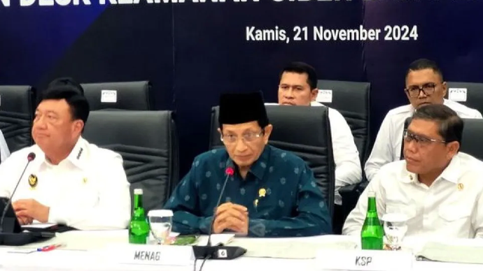 Menteri Agama (Menag) RI Nasaruddin Umar (tengah) saat memberikan pernyataan dalam konferensi pers di Jakarta, Kamis (21/11/2024).