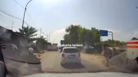 Beredar video memperlihatkan pengendara mobil balik merah usai ditegur buang sampah sembarangan. Hal ini menjadi viral di media sosial.