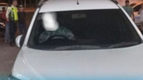 Warga BSD dikagetkan dengan sosok jasad pria dalam mobil yang terparkir di depan minimarket. Hal tersebut menjadi viral di media sosial.