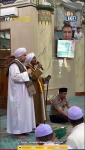 Momen Kapolri Suyudi Ikut Mendengarkan Tausiyah oleh Habib Umar di Masjid