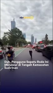 Pengguna Sepatu Roda Ini Meluncur di Tengah Kemacetan Sudirman | NTVNEWSID