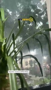 Penampakan Hujan Lebat Disertai Angin di Polda Metro Jaya