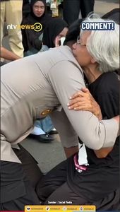 Momen Haru Kapolsek Gambir Peluk Ibu Sumarsih di Acara Kamisan