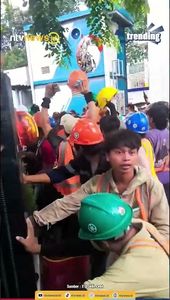 Ricuh! Puluhan Pekerja Bentrok dengan Satpol PP Diduga Mau Usir Pedagang