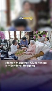 Momen Megawati Cium Kening Istri Jenderal Hoegeng | NTVNEWSID
