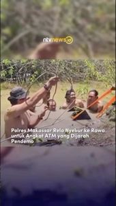 Polres Makassar Rela Nyebur ke Rawa untuk Angkat ATM yang Dijarah Pendemo | NTVNEWSID