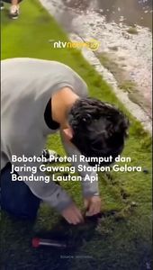 Bobotoh Pretelin Rumput dan Jaring Gawang Stadion Gelora Bandung Lautan Api | NTVNEWSID