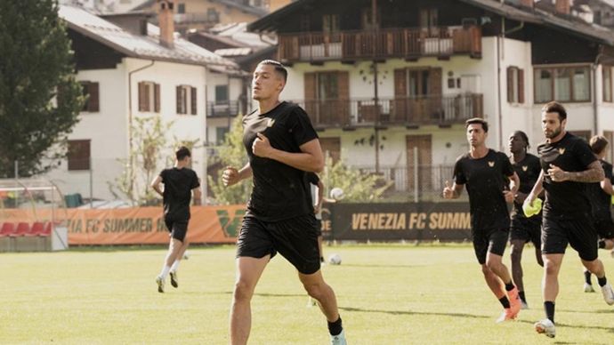 Jay Idzes berlatih bersama Venezia FC yang akan tampil di Serie A 2024/2025.  <b>(Instagram Jay Idzes)</b>