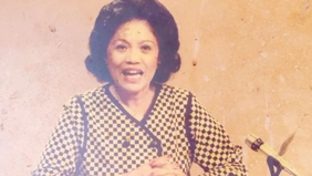 Penyiar senior TVRI, Teddy Resmi Sari, meninggal pada usia 90 tahun, meninggalkan warisan dalam dunia penyiaran dan sastra Indonesia.
