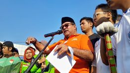 Rano Karno Ikut Bersihkan Halte Transjakarta Senen Pasca Kebakaran Akibat Demo