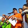 Rano Karno Ikut Bersihkan Halte Transjakarta Senen Pasca Kebakaran Akibat Demo