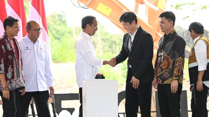 Presiden Joko Widodo (Jokowi) melakukan peletakan batu pertama (groundbreaking) pembangunan Delonix Nusantara, di Ibu Kota Nusantara, Kalimantan Timur.