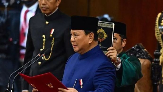 Presiden Prabowo Subianto (kanan) dengan disaksikan Presiden keenam RI Joko Widodo (kiri) mengucapkan sumpah jabatan dalam sidang paripurna MPR dengan agenda pelantikan Presiden dan Wakil Presiden Republik Indonesia masa bakti 2024-2029 di Gedung Nus <b>(ANTARA FOTO/Rivan Awal Lingga/app/YU/aa.)</b>