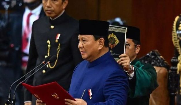 Presiden Prabowo Subianto (kanan) dengan disaksikan Presiden keenam RI Joko Widodo (kiri) mengucapkan sumpah jabatan dalam sidang paripurna MPR dengan agenda pelantikan Presiden dan Wakil Presiden Republik Indonesia masa bakti 2024-2029 di Gedung Nus <b>(ANTARA FOTO/Rivan Awal Lingga/app/YU/aa.)</b>