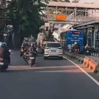 Pemotor Tersungkur Usai Tertimpa Dahan Pohon di Jalan Panjang Jakbar