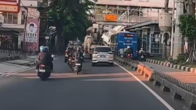 Pemotor terjatuh usai tertimpa dahan pohon yang patah setelah terkena truk di jalan Panjang Jakbar
