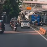 Pemotor Tersungkur Usai Tertimpa Dahan Pohon di Jalan Panjang Jakbar